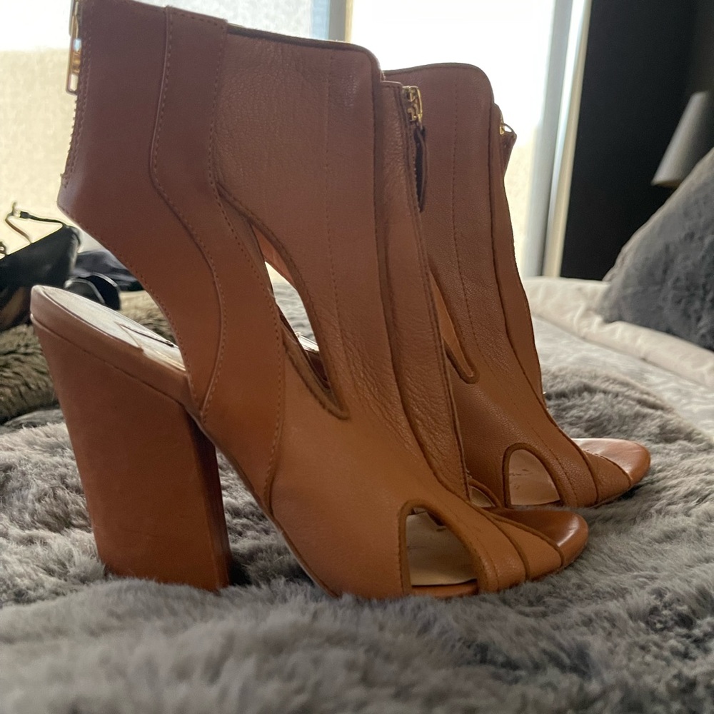 Vero Cuoio open toe booties